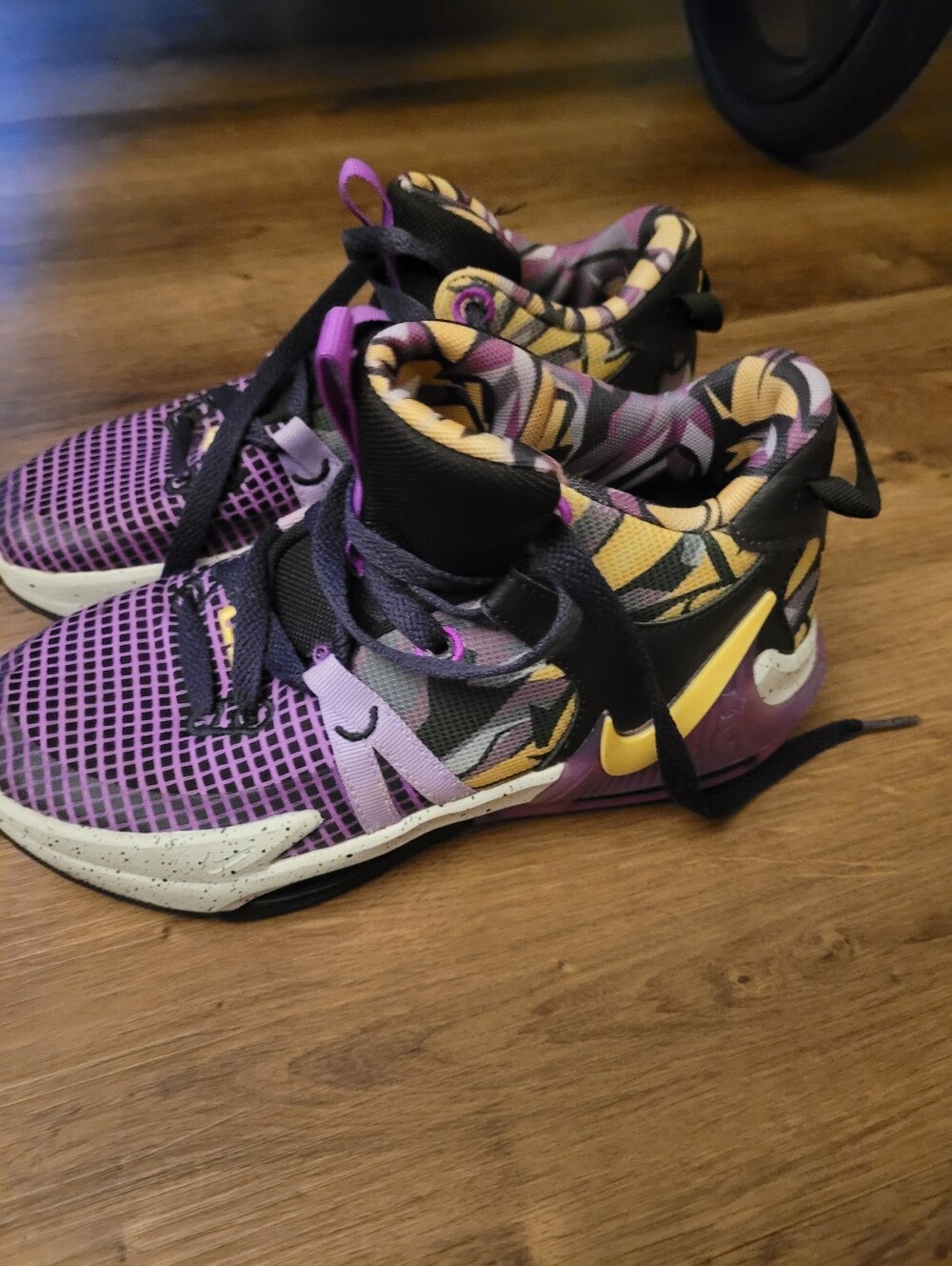Nike Lebron Witness VII SE Sz 5 Youth Vguc